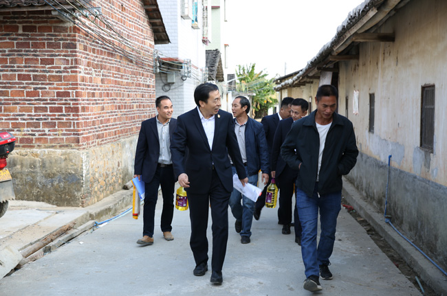 扶貧助貧| 廣電計(jì)量黨委書(shū)記黃敦鵬一行赴英德市對(duì)口幫扶村開(kāi)展精準(zhǔn)扶貧工作